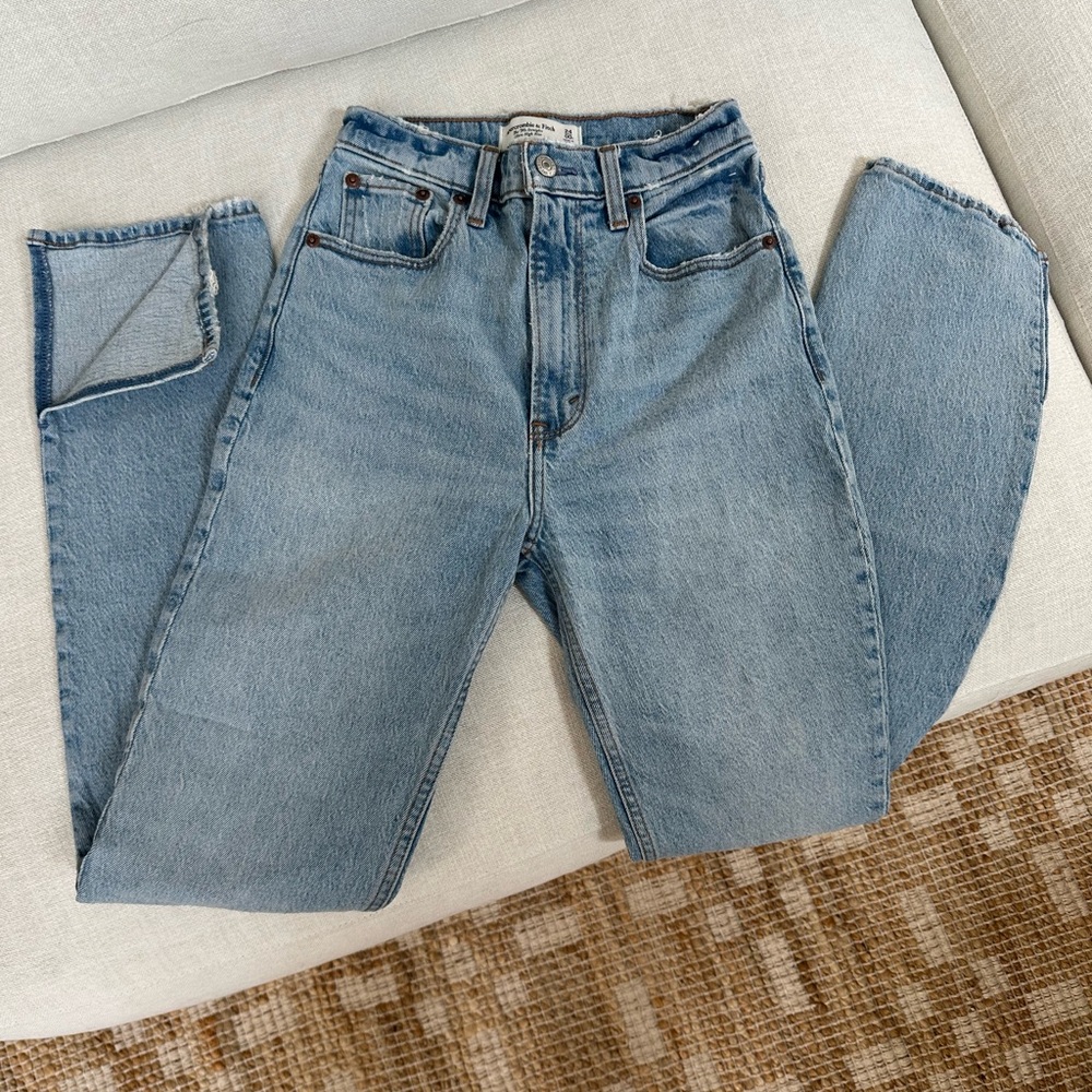 Abercrombie 90’s Straight Ultra High Rise Jean